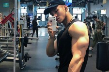 阳江肌肉男模(肌肉男模拟器)